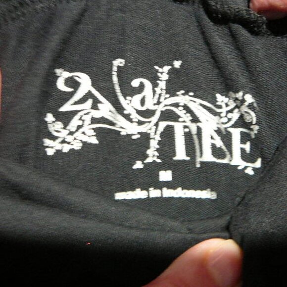 2 a Tee Women's Black Turtleneck Long Sleeve Top-Size Medium - Picture 2 of 3